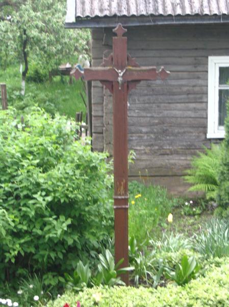 Kryžius Janinos Venslovienės sodyboje, Kalneliškio kaime